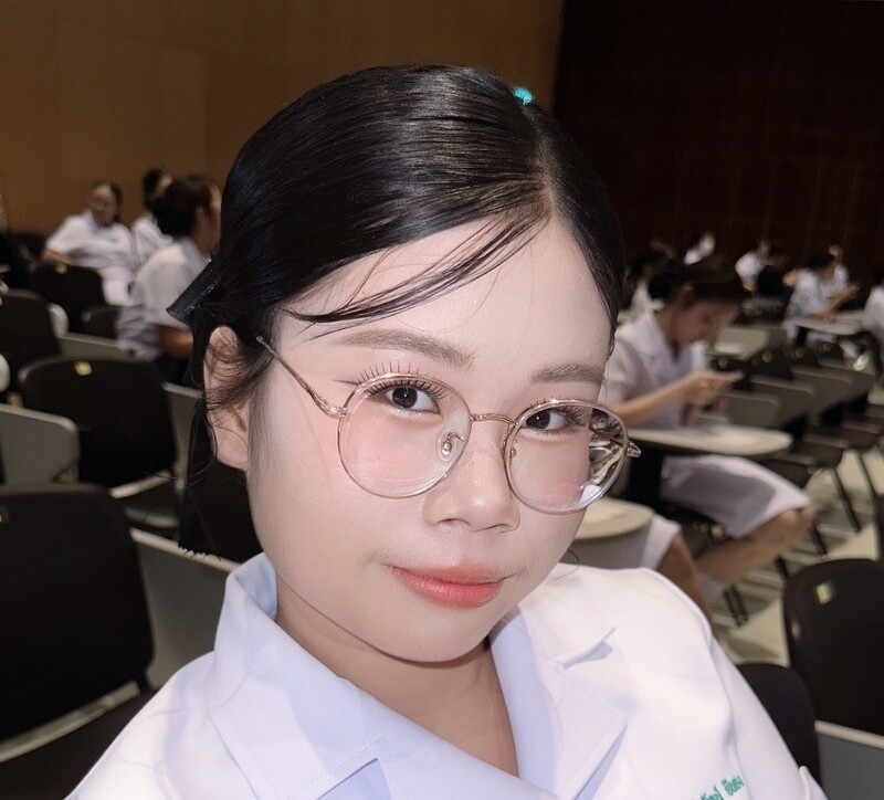 “สถานที่เรียนรู้ควรมีความสะอาด ปลอดภัยและเป็นระเบียบ ช่วยให้โฟกัสกับการเรียนรู้ได้ดีขึ้น อุปกรณ์และเครื่องมือครบถ้วน พร้อมใช้งาน เช่น เครื่องมือทางการแพทย์และวัสดุทำแผล มีพื้นที่สำหรับการเรียนรู้ เช่น ห้องพักพยาบาลที่ใช้ทบทวนเคส เขียนบันทึก บรรยากาศที่เป็นมิตร ไม่กดดัน ทำให้กล้าถาม กล้าคิดมากยิ่งขึ้น”