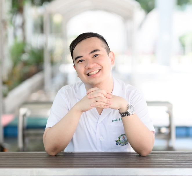 “สภาพแวดล้อมการเรียนรู้ชั้นคลินิก ควรมีพื้นที่ปลอดภัยให้ผู้เรียนซักถามข้อสงสัย รวมทั้งผู้สอนควรกระตุ้นให้ผู้เรียนถกประเด็น คิดได้อย่างเป็นอิสระ ภาระงานในหอผู้ป่วยไม่ควรจะมากเกินไปจนทำให้ผู้เรียนไม่ได้ศึกษาผู้ป่วยที่อยู่ในการดูแลของตน ควรมีเวลาเพียงพอให้ได้คิดทบทวนและศึกษาเพิ่มเติมในสิ่งที่ได้เรียนรู้”